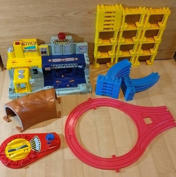 【送料無料】プラレール 情景部品大量セット/たのしい列車工場/Uターンレール/ブロック橋桁/転車台/トンネル/坂曲線レール