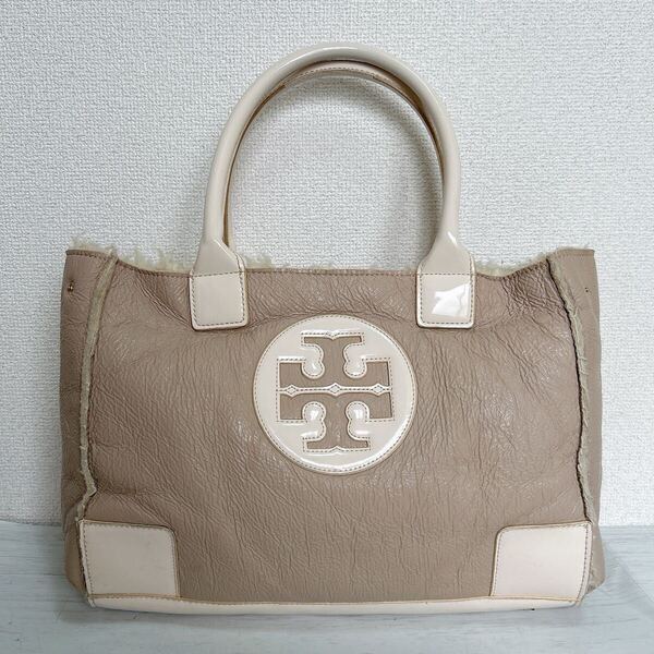 TORY BURCH トリーバーチ レディース ビジネスバッグ トートバッグ ファーバッグ ベージュ オフホワイト エナメル ビッグロゴ 大容量