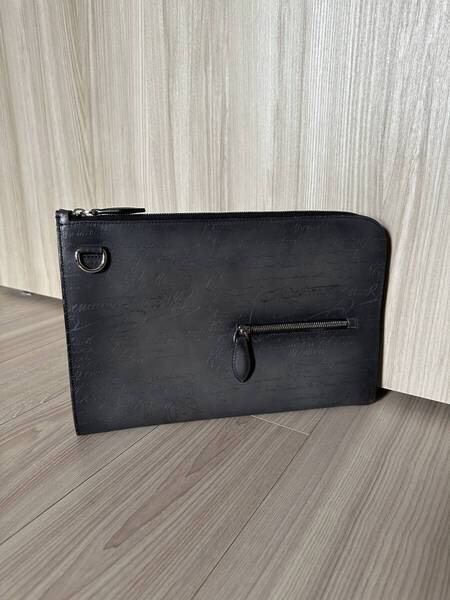 定価28,7万 Berluti Nino TGM Scrit Leather Bag ベルルッティ ニノTGM スクリットレザー クラッチバッグ セカンドバッグ グレー 美品 初期