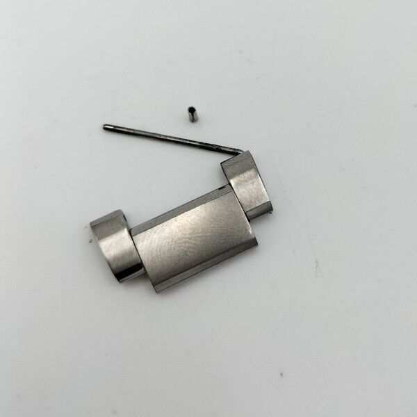 【中古品】 腕時計 部品 シチズン アテッサ H110-T016308 ベルトの1コマ目 1段目 接続用のピン付き