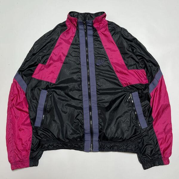 90's NIKE 銀タグ ナイロンジャケット 黒/赤紫 ブラック M〜 ワンポイント 刺スウッシュ 短丈 ショート丈 90年代ヴィンテージ HTK6651