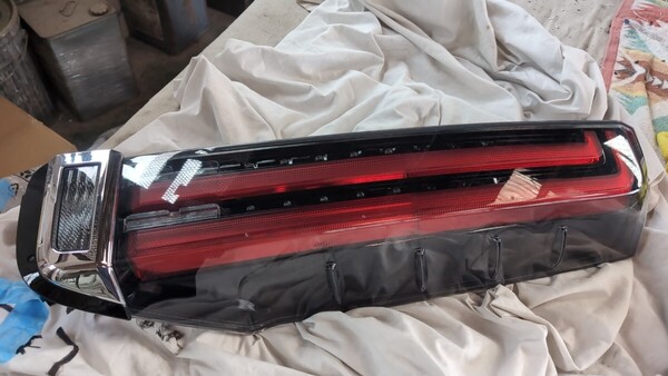 美品!送料込!ノア・エスクァイア テールランプ右 ZRR80 80系 後期 KOITO 28-242 刻印NR