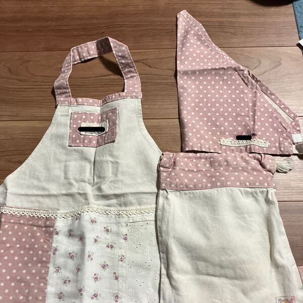 エプロン三角巾袋付き 小学生低学年 記名跡あります。