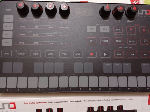 IK MULTIMEDIA UNO SYNTH アイケー マルチメディア アナログシンセサイザー シーケンサー 元箱あり、付属品欠品