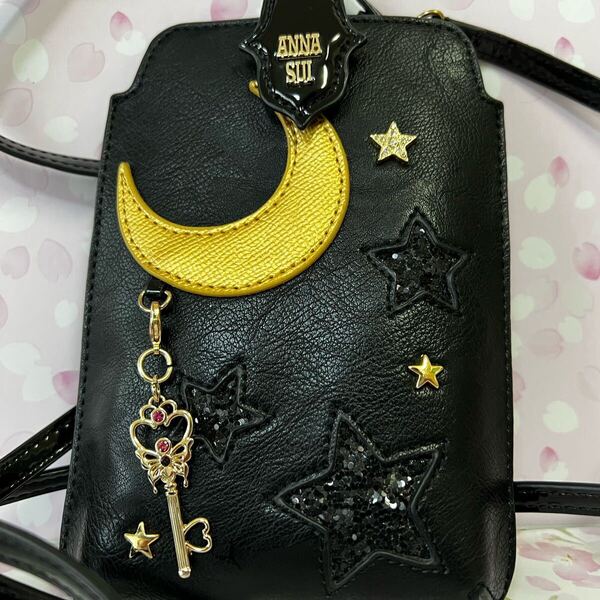 美品 ANNA SUI 美少女戦士セーラームーン 伊勢丹コラボ マルチケース スマートフォンポーチ 2017 ブラック 時空の鍵