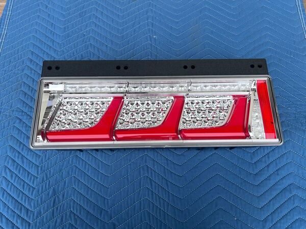 新車外し 小糸 KOITO 3連 LED テールランプ テールライト 大型 トラック ノーマルターン 220-11075コイト 右 運転席