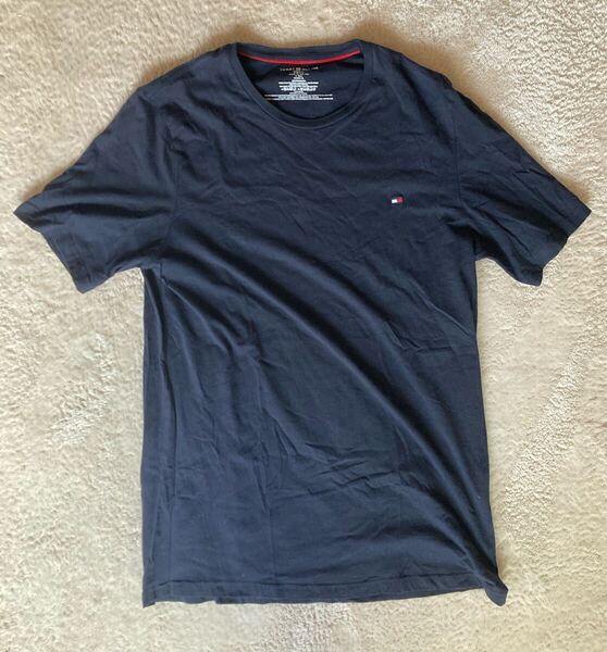 美品■ 即決 安い! トミーヒルフィガー ワンポイント 半袖Tシャツ 紺 ネイビー XL TOMMY HILFIGER メンズ 無地 Tシャツ