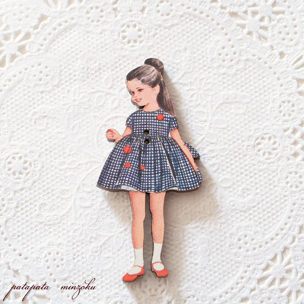 青いギンガムの女の子 フランス 製 木製ボタン アトリエ ボヌール ドゥ ジュール 小物 雑貨 パタミン ボタン 刺繍 ハンドメイド