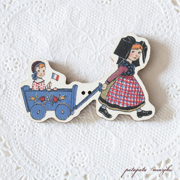ハンジ HANSI アルザス ローリー (荷車)をひく女の子 フランス 製 木製ボタン アトリエ ボヌール ドゥ ジュール 小物 パタミン ボタン