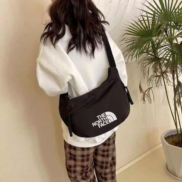 僅剩1点・今だけ限定価格!ザノースフェイス 男女兼用 ノベルティショルダーバッグ 大容量 The North Face