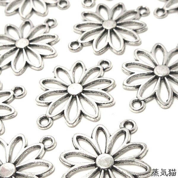 c5607 透かしフラワーチャーム 銀古美 15個【花 レジン コネクター シルバー ピアス 手芸材料ハンドメイド アクセサリー素材】蒸気猫パーツ