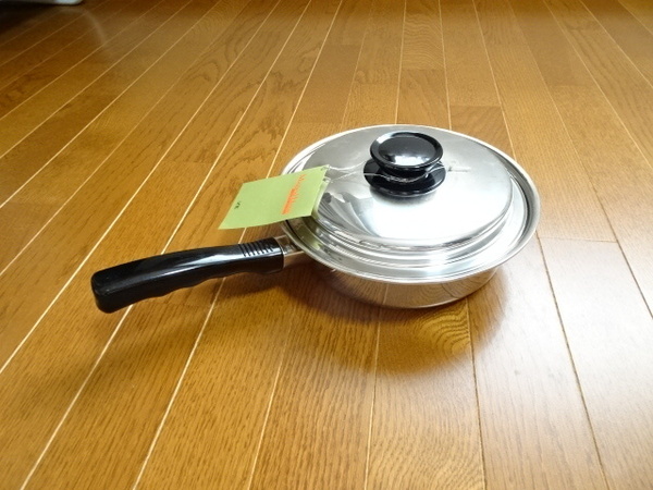 送料無料☆高級フライパン ウルシヤマ金属 多層構造 5層鍋? 少しの油で料理できます。18-8ステンレス 耐久性に優れています。