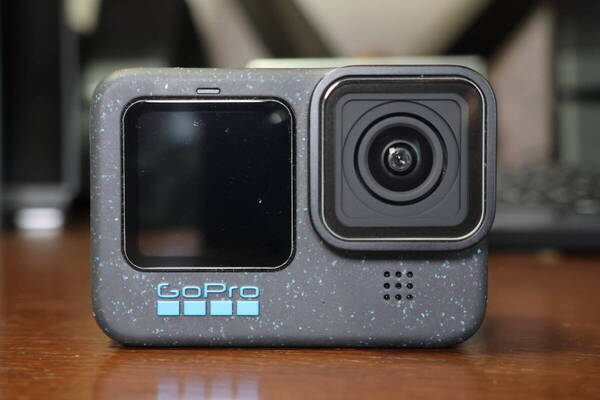 GoPro 12 Black オプション多数 (純正予備バッテリー/充電器/外部給電用サイドカバー/DJI用磁気カメラマウント/カメラケース) 美品!