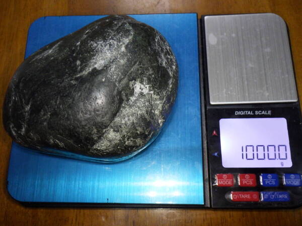 送料無料 黒翡翠 糸魚川 ヒスイ 原石 1000.0グラム