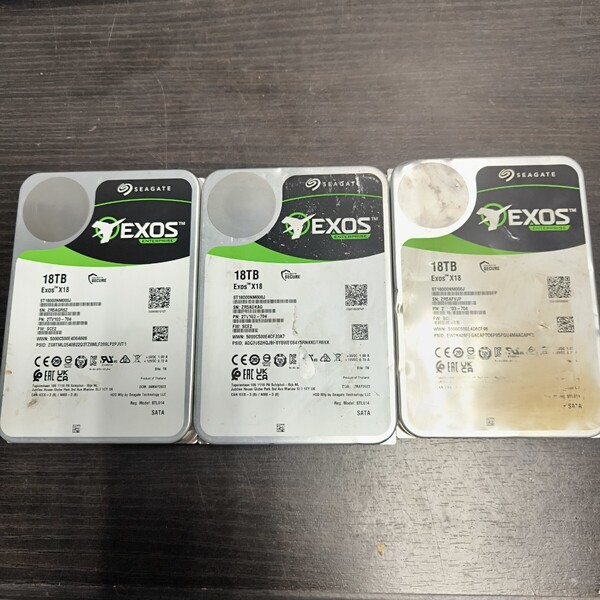 「3個セット」未使用品 保管不当 傷汚あり 横凹みあり Seagate HDD ST18000NM000J 18TB ハードディスク 保管品 箱無し(250530)