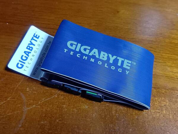 送料込み:動作確認未実施の為、ジャンク扱い★GIGABYTE★IDE用フラットケーブル★80芯タイプ★Ultra ATA 33/66/100/133