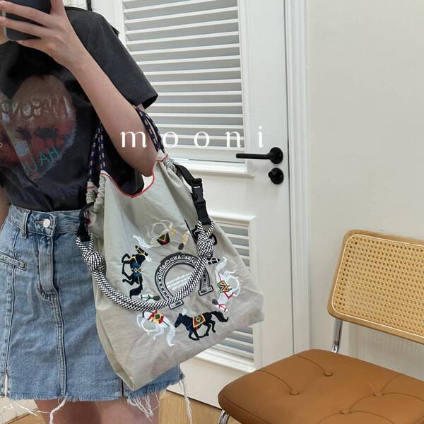 【新品!未使用!】韓国 刺繍エコバッグ 馬柄 オフホワイト ボールアンドチェーン ナイロン素材
