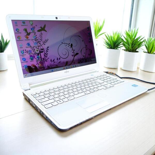 Windows11 富士通 FMV LIFEBOOK AH53/K 白ノートPC オフィス付 i7-3610QM 新品SSD512GB 15.6インチ(解像度1366×768)