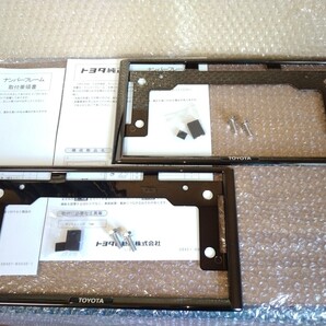 ★送料無料 2個セット★トヨタ純正 ナンバーフレーム ダークブラックメッキ調 TOYOTAロゴ入 取付ボルト クッションゴム2種付属 未使用新品