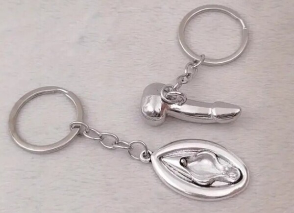 男性器 女性器 ペニス ヴァギナ 金属製メタル キーホルダー 2個まとめて ノベルティ 景品 ジョーク パロディー キーホルダー