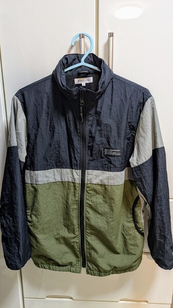 THE SHOP TK 子供服160サイズ ウインドブレーカー 裏側メッシュ カーキブラック 袖口ゴム フード収納可能 軽量アウタータケオキクチ