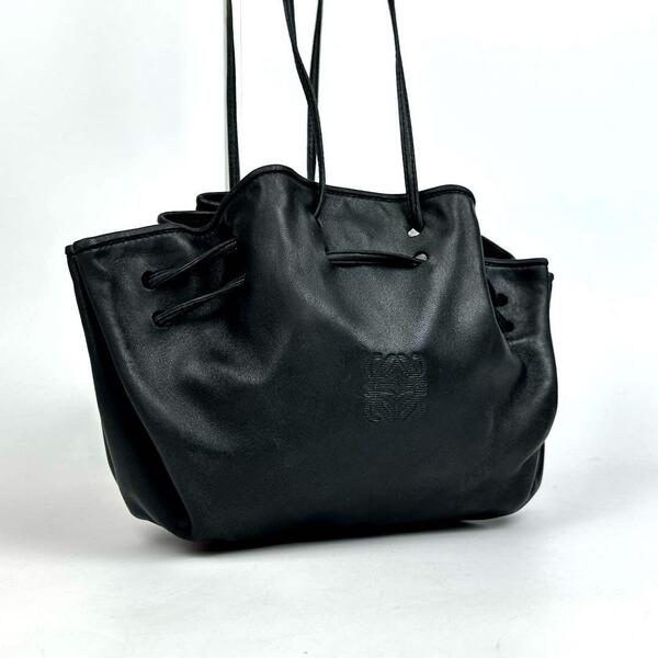 美品●希少●LOEWE ロエベ ショルダーバッグ アナグラム ロゴ型押し 巾着 斜め掛け ナッパレザー 黒色 ブラック フォーマル 男女兼用