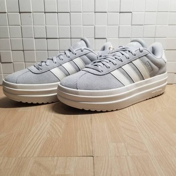 送料無料・新品未使用!!アディダス adidas カジュアルシューズ スニーカー / VL COURT BOLD / グレー 定価8800円 24.0cm