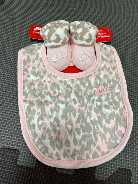 新品ベビースタイ、ソックス2点セット 新生児 0〜6M 女の子