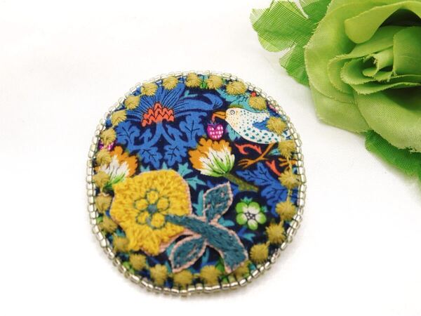 ミナペルホネン ブローチ いちご泥棒スキップ ハンドメイド ♪ビーズ刺繍 ピンmina perhonen