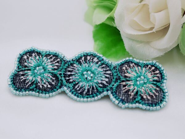 ミナペルホネン 花 ハンドメイド ブローチ♪ビーズ刺繍 ピンmina perhonen