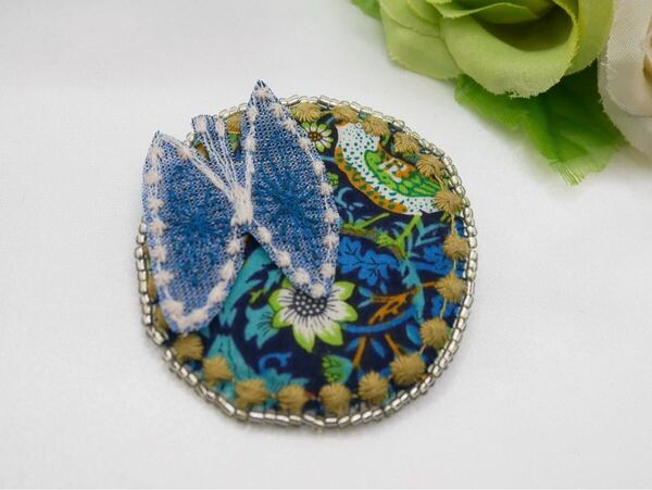 ミナペルホネン ブローチ いちご泥棒スカイフラワー ハンドメイド ♪ビーズ刺繍 ピンmina perhonen