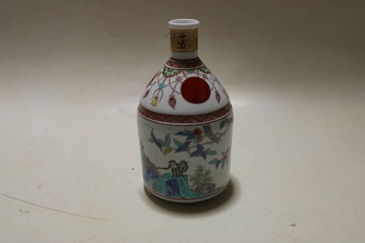 大人気新品をすべて 山崎12年 未開栓】サントリー 有田焼 陶器ボトル 染付兎文変形瓶 ウイスキー