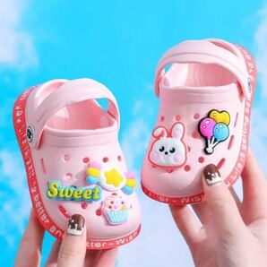キッズ用 ベビー バッチ付き アレンジ 穴あき サンダル ピンク NE0185Y 女の子 保育園 幼稚園 つま先あり 水遊び