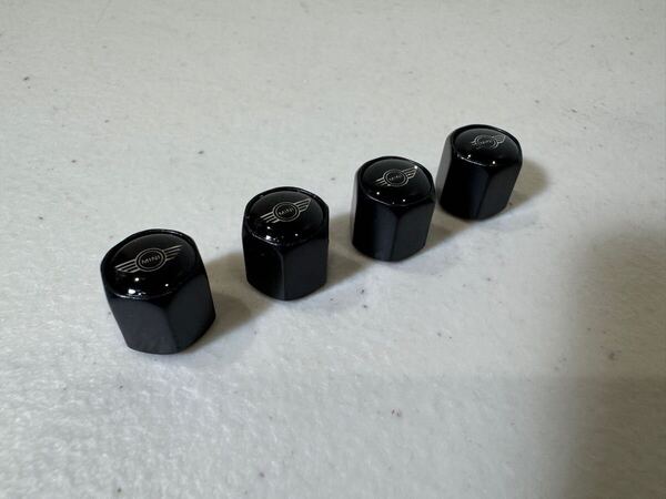 黒BMW MINI エアバルブキャップ 検索 ミニクーパー クラブマン クロスオーバー R50/53、R56、F56 F55 R55、F54 R52、R58 R60 R59 R57、F57