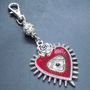 アンティークシルバー ゴシック調クリムゾンレッドのハートモチーフのキーホルダー メタルビーズ 金具変更可