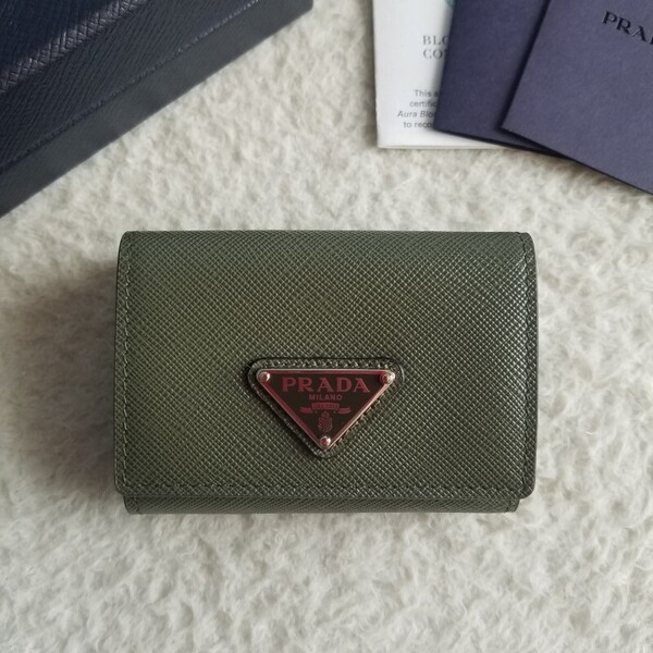 新品 PRADA プラダ サフィアーノレザー トライアングル 3つ折り財布 グリーン 2MH042_QHH_F0466