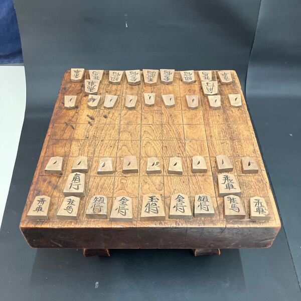 将棋盤 & 将棋 駒 セット。中彫駒 昭和レトロ 28.5×27.5(cm) 木製 将棋盤 将棋駒 御将棋駒 将棋セット セット