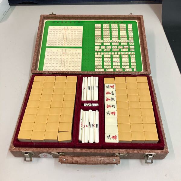 昭和時代の麻雀牌 ケース裏に剥がれあり 麻雀牌 麻雀 麻雀パイ 点棒 ゲーム 昭和レトロ レトロ 麻雀牌セット サイコロ セット