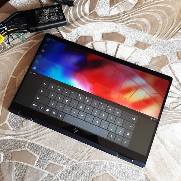 HP ☆ Dragonfly 8世代 i5 8265U ☆ 256G SSD 8G ☆ タッチ液晶 ☆ LTE ☆ 1920x1080 Windows11 ☆TAQ03