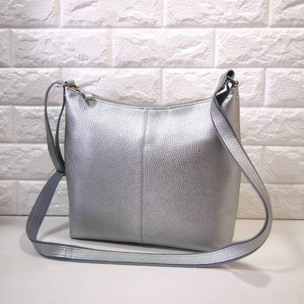 ★新品★ハンドメイド★日本製★ソフト・本革★大き目の斜め掛けショルダーバッグ★シルバー色★縦型★ 超軽量★