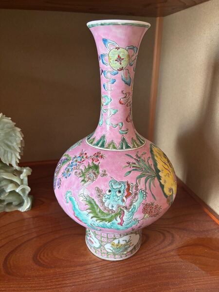 中国古美術 清の時代 粉彩軋道獅子文花瓶 乾隆年製 高さ42cm