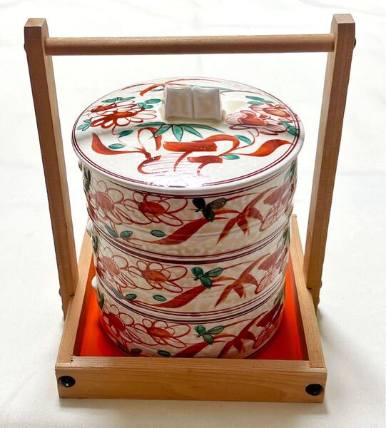 和食器 泉 赤絵花竹柄 木製持ち手トレー付き 三段重 重箱 お重