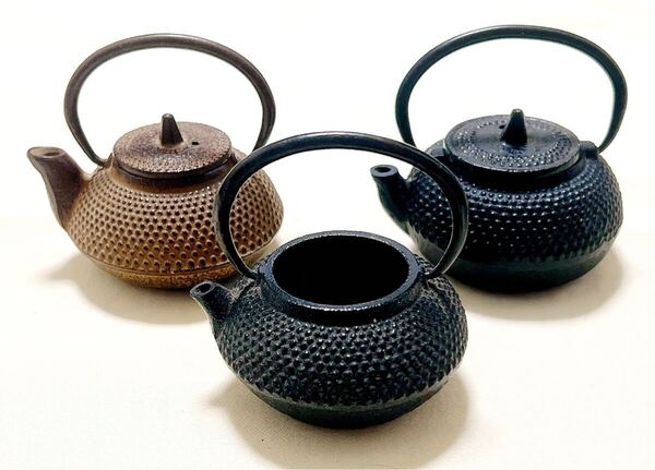 南部鉄器 岩鋳 あられ模様 ミニ鉄瓶 ミニ鉄急須 置物 黒色2個&茶色1個