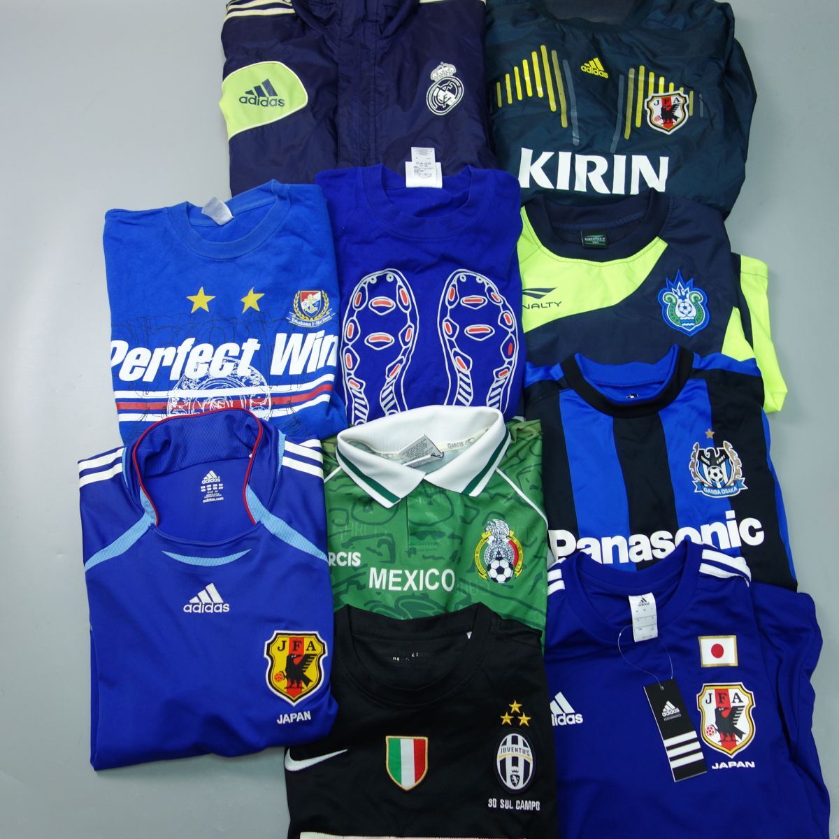サッカー ユニフォーム まとめ売り - メルカリ