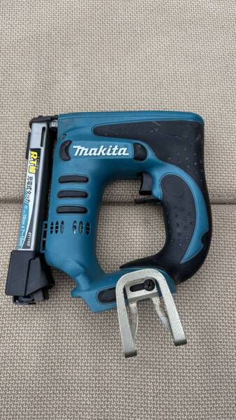 Makita ST110D 釘打ち機 DC14.4V