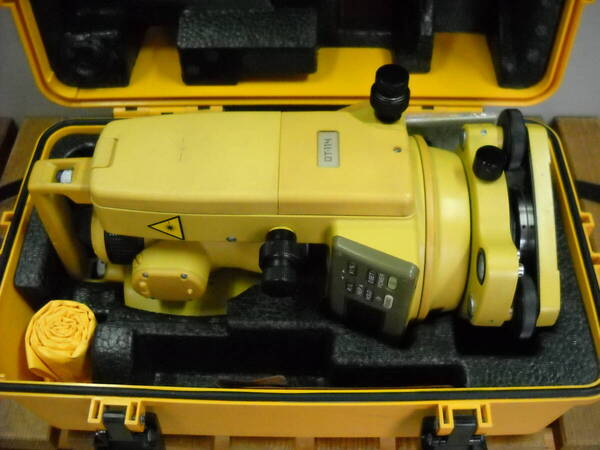 【中古・令和7年5月校正品】トプコン/電子セオドライト(レーザー搭載)/DT-114(シフト式)/26倍/校正書付/送料込