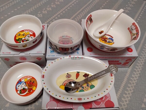 送料無料 アンパンマン食器類4点セット ラーメンどんぶり(レンゲ付き)シチューカレー皿(スプーン付き)蓋付小皿 小ボウル(2個セット)