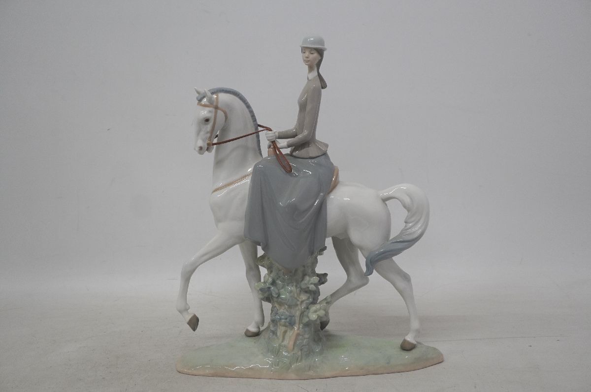 スペインLLADRO(リヤドロ)社の陶器人形の置物『フィギュリン