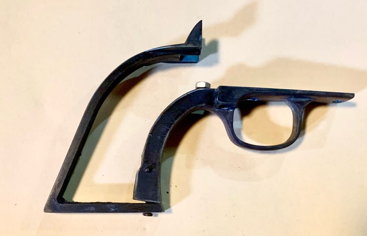 モデルガンカスタム！コルトSAA用の新規金型の真鍮製トリガー