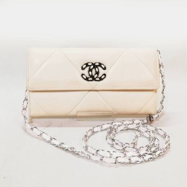 【美品級】CHANEL(シャネル)CHANEL19 ディズヌフ ラムスキン 長財布 ホワイト シルバー金具 可愛い おしゃれ 【送料無料】806